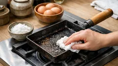 フライパンの焦げ跡は塩で落とせる？卵焼きがくっつく朝の簡単リセット術