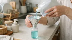 アルミホイルで即席じょうご 詰め替えのこぼれを減らす簡単ワザ