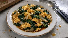 甘辛だれでご飯が進む：ほうれん草と玉ねぎの卵炒めを色よくふんわり作るコツ