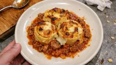 くるっと巻いて花の形に：ローズ・ディ・ラザニアの華やかオーブン焼き