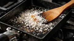 卵焼きがフライパンにくっ付くときは塩でリセット、家にあるもので焦げ跡を落とす方法