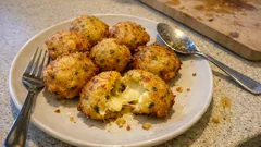 外はカリッ、中はとろ〜り。乾燥ハーブ香るチーズフリッターの簡単レシピ