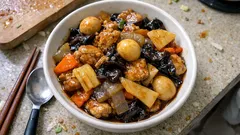 京都の給食で人気「ぷりぷり中華炒め」—鶏もも×きくらげ×うずら卵でご飯が進む