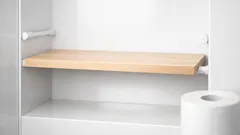 トイレ収納がスカスカなら仕切り不足かも、100均の突っ張り棒で棚をもう1段増やす方法