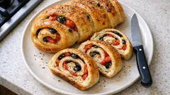 切るだけで華やか：ミニトマトとオリーブの巻きフォカッチャ（フォカッチャ・アロトラータ）