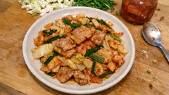 フライパンひとつでさっと完成：ニラとキャベツ入り豚キムチ（マヨで辛みまろやか）